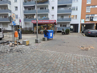 Bild öffnet in neuem Tab/Fenster Mülltonne auf der gegenüberliegenden Straßenseite