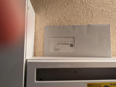 Bild öffnet in neuem Tab/Fenster Brief liegt auf Briefkasten