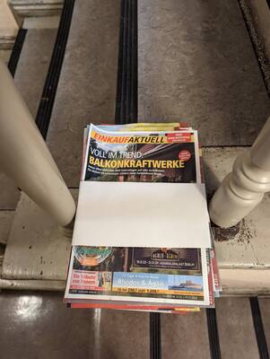 Bild öffnet in neuem Tab/Fenster EINKAUFAKTUELL liegt auf Treppe