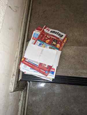 EINKAUFAKTUELL liegt auf Treppe